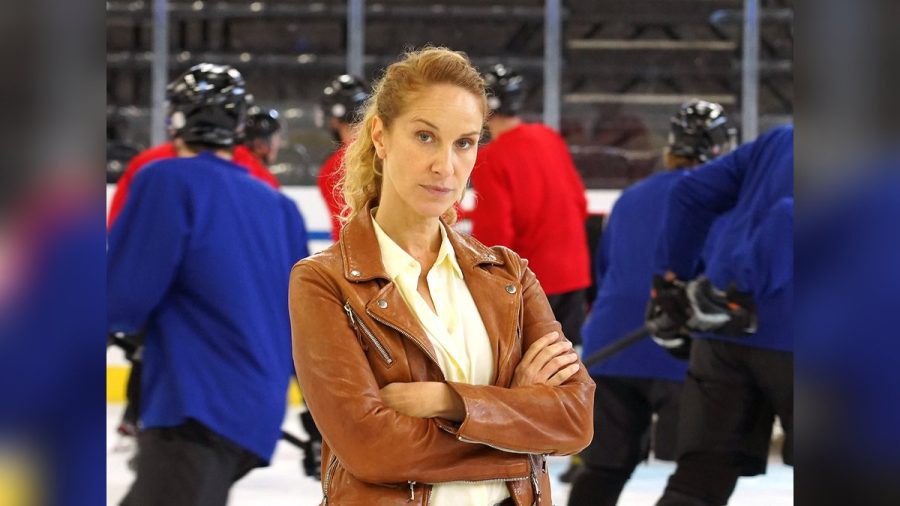 "Der Bozen-Krimi: Familienehre": "Capo" Sonja Schwarz (Chiara Schoras) ermittelt in Bozens Eishockeywelt. (hub/spot)