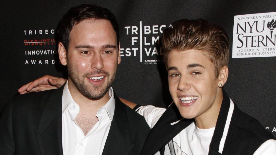 Justin Bieber (r.) und Scooter Braun auf einem Event im Jahr 2012. (wue/spot)