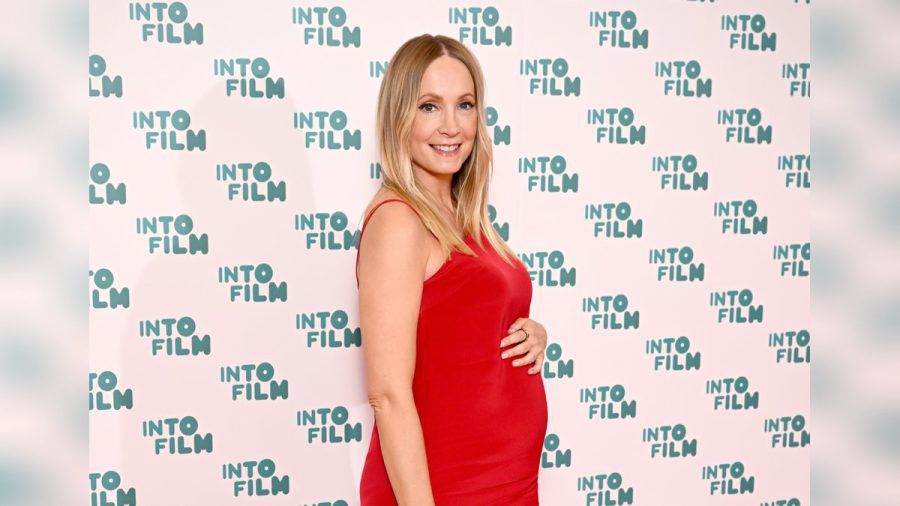 Joanne Froggatt hat sich bei den Into Film Awards in London am Dienstag erstmals mit Babybauch gezeigt. (ncz/spot)