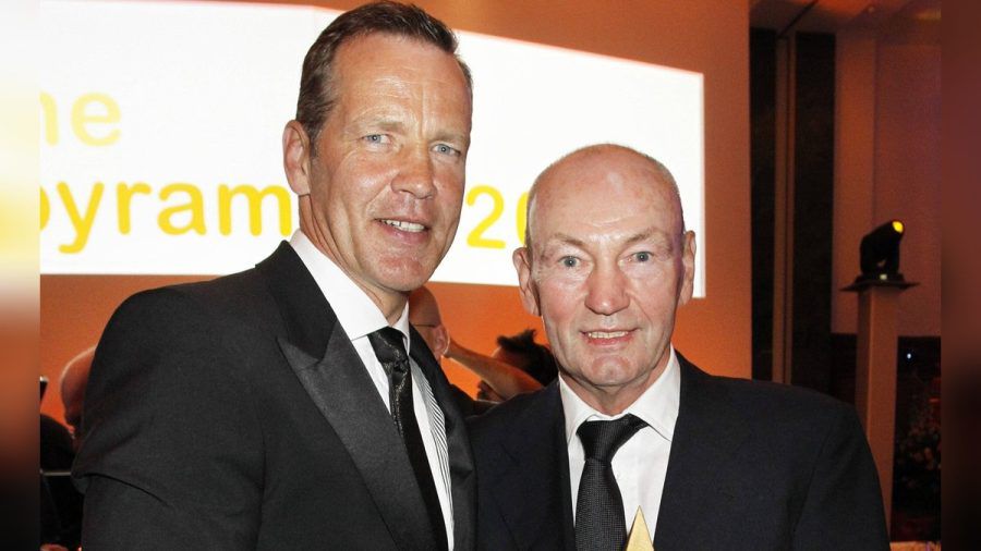 Rührender Moment: 2012 gab Henry Maske (l.) seinen Preis "Goldene Sportpyramide" bei der Verleihung in Berlin an seinen Trainer Manfred Wolke weiter. (ae/spot)