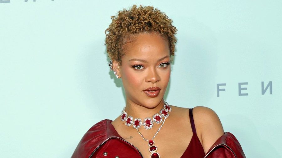 In Los Angeles zeigte sich Rihanna am 10. Juni mit einer lockigen Kurzhaarfrisur. (ae/spot)