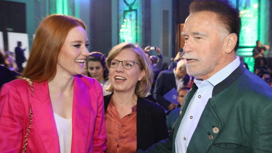 Trafen sich beim Austrian World Summit in Wien: Barbara Meier und Arnold Schwarzenegger. (lau/spot)