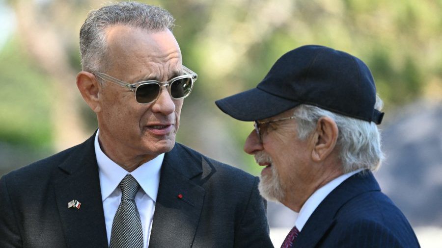 Tom Hanks (l.) und Steven Spielberg bei der US-Zeremonie zum 80. Jahrestag des D-Day am "Normandy American Cemetery and Memorial" in Colleville-sur-Mer. (hub/spot)