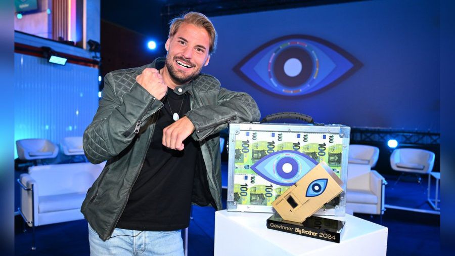 "Big Brother"-Kandidat Marcus nahm am Ende der Show die 100.000 Euro Preisgeld entgegen. (dr/spot)