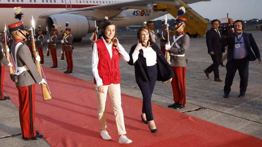 Königin Letizia (l.) und die stellvertretende Außenministerin María Luisa Ramírez am Flughafen in Guatemala. (eee/spot)