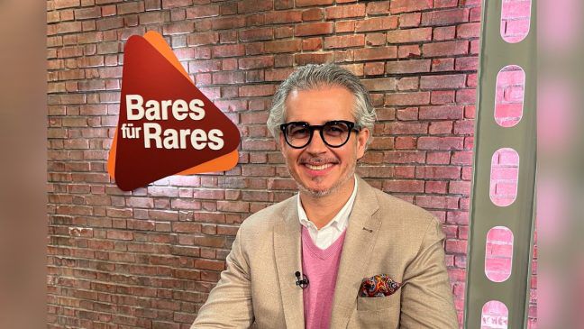 Anaisio Guedes ist der Neue bei "Bares für Rares". (smi/spot)