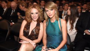 Taylor Swift (r.) und ihre beste Freundin Abigail Anderson Berard bei den Grammys 2015. (sv/spot)