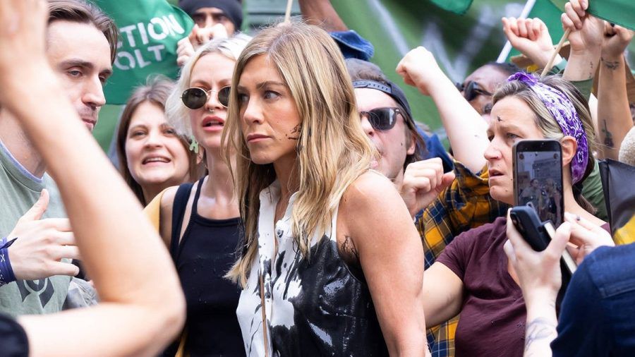 Jennifer Anistons Serienfigur scheint in eine Demonstration geraten zu sein. Dort wurde sie mit Kunstöl attackiert. (ae/spot)