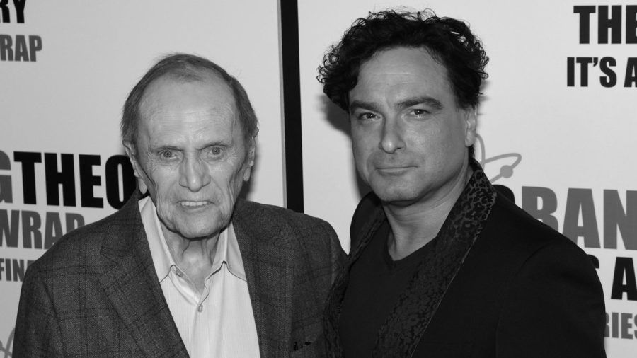 Bob Newhart (li.) und Johnny Galecki bei einer "The Big Bang Theory"-Party. (jom/spot)