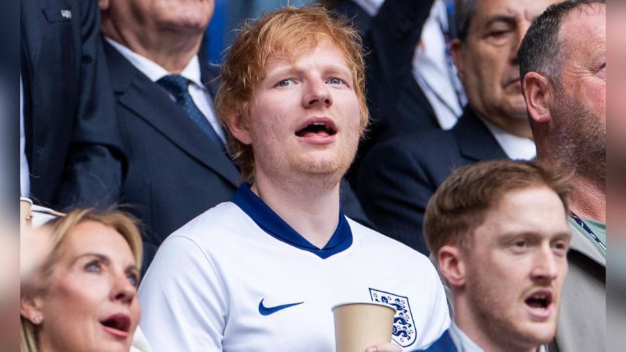 Ed Sheeran unterstützte Englands Fußballnationalmannschaft gegen die Slowakei live im Stadion. (smi/spot)