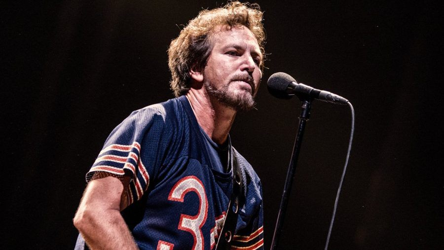 Pearl Jam rund um Frontmann Eddie Vedder kann nicht auf der Berliner Waldbühne auftreten. (eyn/spot)
