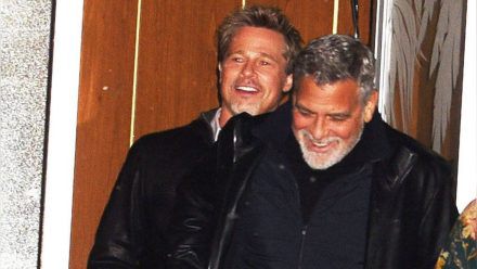 Sie kommen nach Venedig: Brad Pitt (l.) und George Clooney bei den Dreharbeiten zu "Wolfs". (smi/spot)