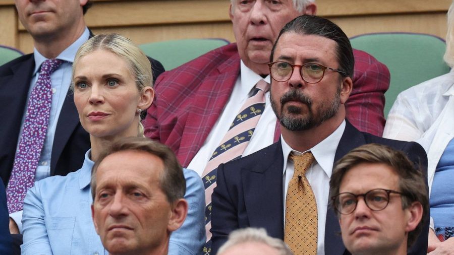 Dave Grohl und seine Frau Jordyn Blum beobachten gespannt das Tennisspiel in Wimbledon. (eee/spot)