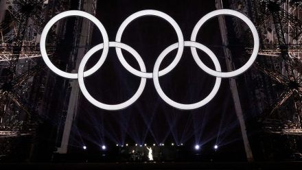 Céline Dion auf dem Eiffelturm unter den olympischen Ringen. (wue/spot)