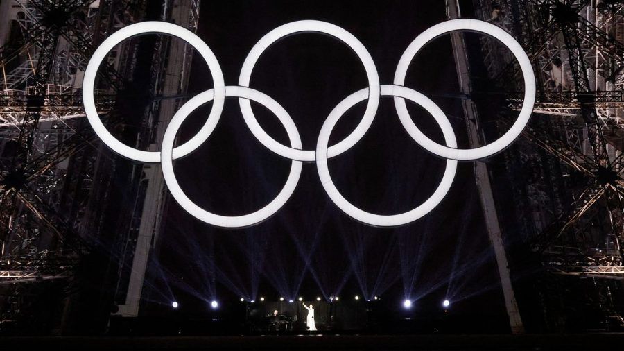 Céline Dion auf dem Eiffelturm unter den olympischen Ringen. (wue/spot)