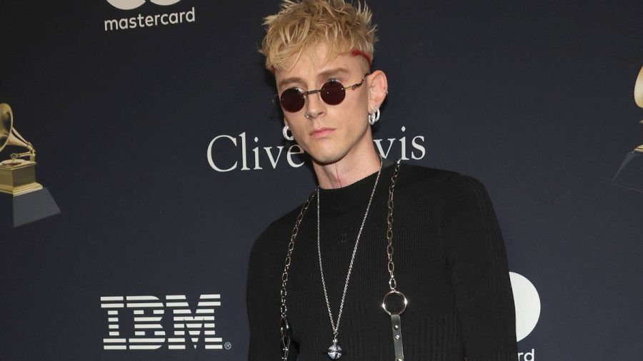 Machine Gun Kelly hat seinen neuesten Körperschmuck mit der Öffentlichkeit geteilt. (lau/spot)