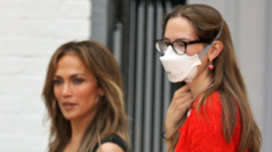 Jennifer Lopez und Violet Affleck, die wegen einer post-viralen Krankheit Maske trägt, spazierten gemeinsam durch Southhampton. (ae/spot)