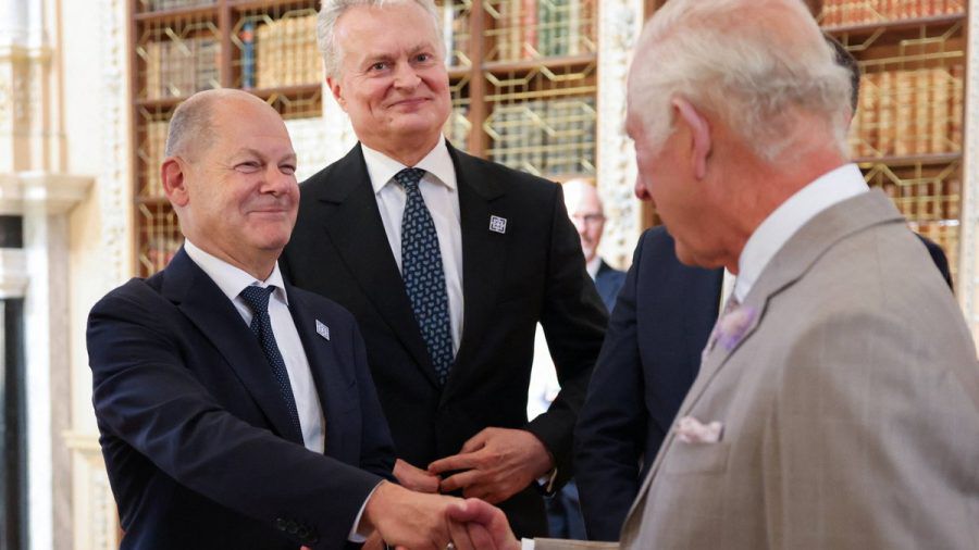 Bundeskanzler Olaf Scholz (li.) und König Charles (re.) in Oxford. (jom/spot)