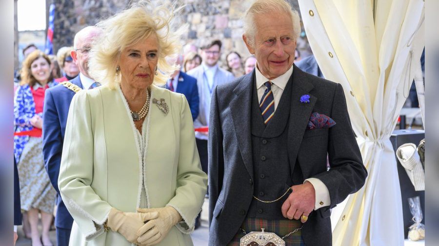 Vom Winde verweht: Königin Camilla und König Charles III. im Edinburgh Castle. (ncz/spot)