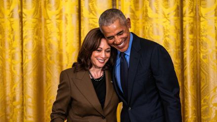 Kamala Harris hat sich die Unterstützung von Ex-Präsident Barack Obama und dessen Ehefrau Michelle gesichert. (stk/spot)