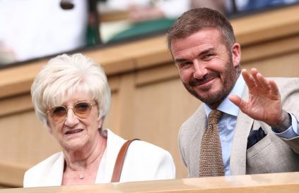 David Beckham mit seiner Mutter Sandra am ersten Wimbledon-Tag. (wue/spot)