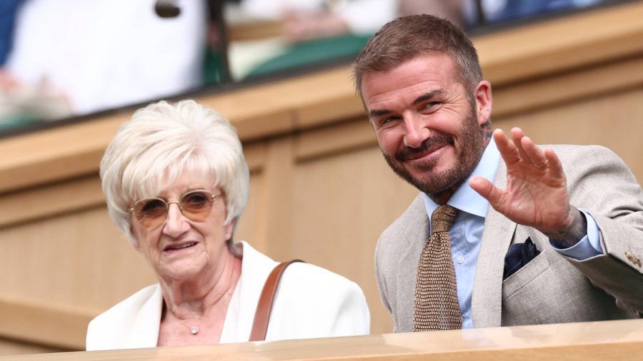 David Beckham mit seiner Mutter Sandra am ersten Wimbledon-Tag. (wue/spot)