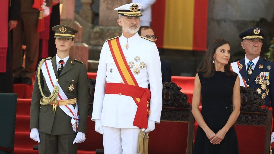 Prinzessin Leonor (l.) mit Papa, König Felipe, und Mama, Königin Letizia, bei ihrem künftigen Marinestützpunkt. (dr/spot)