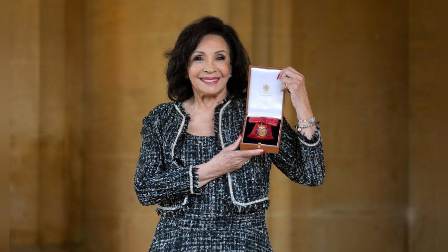 Shirley Bassey mit ihrer Auszeichnung von König Charles III. (dr/spot)