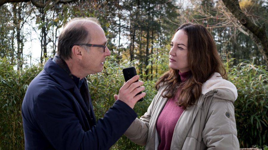 "Unter anderen Umständen: Dämonen": Arne Brauner (Martin Brambach) zeigt Jana Winter (Natalia Wörner) auf seinem Handy Anrufe von Axel. (cg/spot)