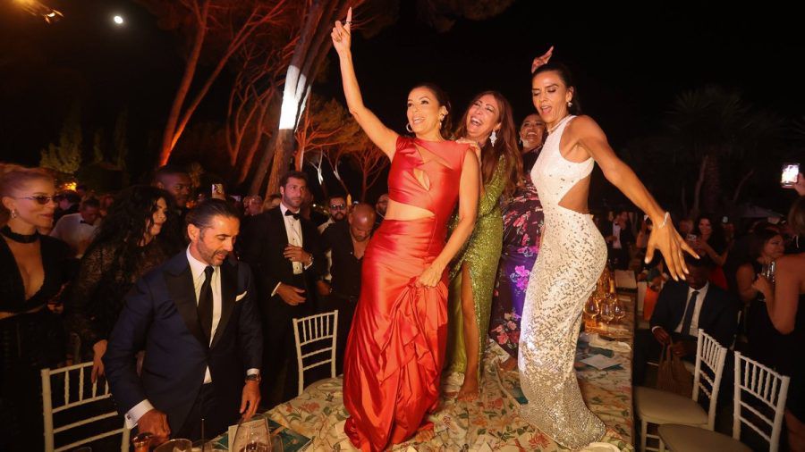 Eva Longoria feierte bei einer Gala in Marbella ausgelassen auf dem Tisch. (the/spot)