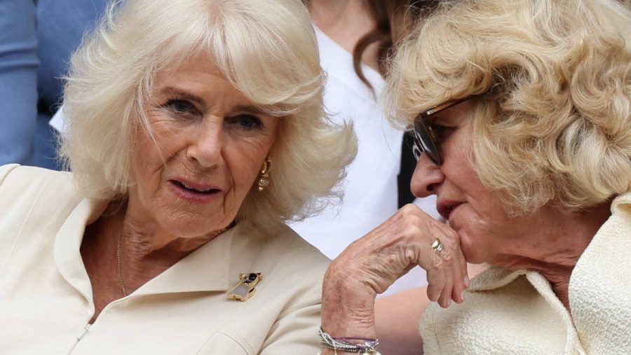 Königin Camilla neben Schwester Annabel Elliot in Wimbledon. (lau/spot)