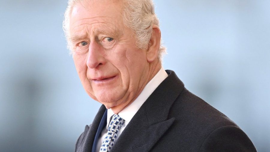 Das Kürzel von König Charles III. ist nun auch auf einem ersten Postkasten der Royal Mail in Großbritannien zu finden. (lau/spot)