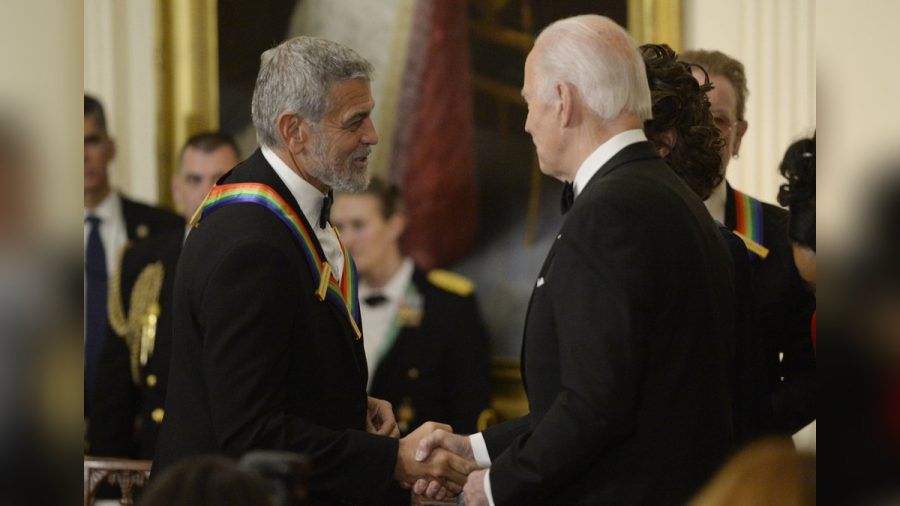 George Clooney und Joe Biden im Dezember 2022 im Weißen Haus in Washington. (dr/spot)