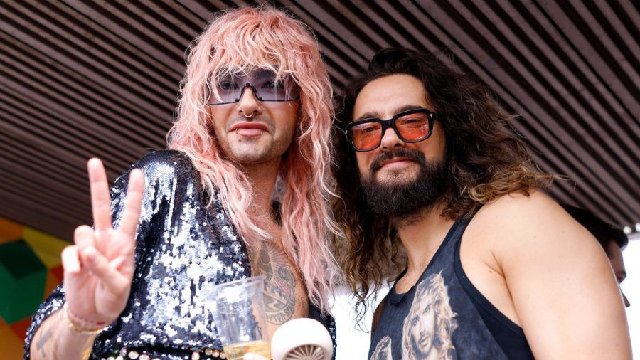 Peace: Bill (l.) und Zwillingsbruder Tom Kaulitz lächelten beim Christopher Street Day in Köln entspannt in die Kamera. Doch direkt danach ging es schon zum nächsten Termin - einem Überraschungsauftritt auf dem Parookaville-Festival. (ae/spot)