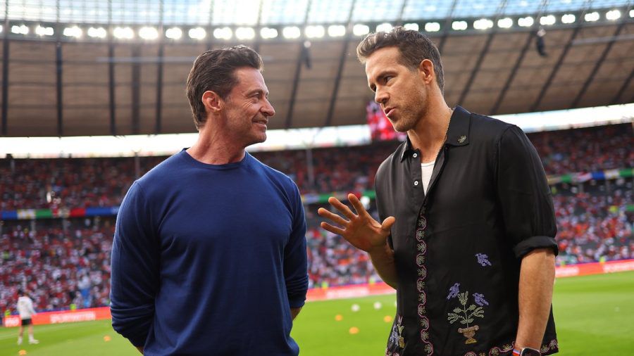 Hugh Jackman (l.) und Ryan Reynolds vor dem EM-Spiel der Niederlande gegen die Türkei. (wue/spot)