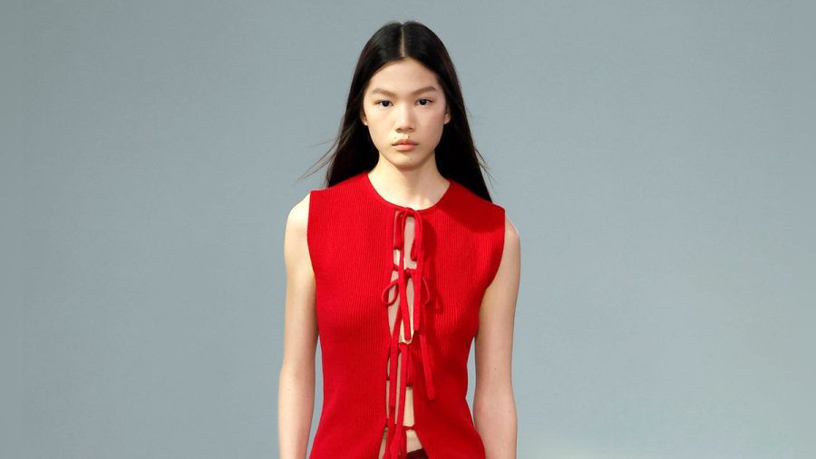 Ein Fashion-Week-Look mit einer roten Tie-Front-Bluse von JW Anderson. (paf/spot)