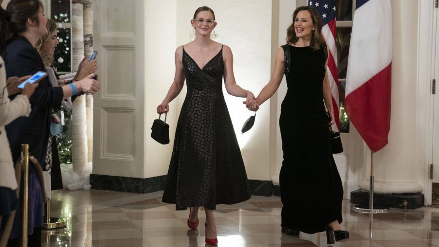 Violet Affleck (l.) mit ihrer Mutter Jennifer Garner im Dezember 2022 im Weißen Haus. (dr/spot)