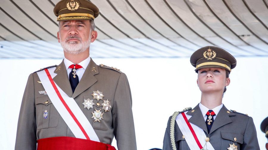 König Felipe und Tochter Leonor von Spanien in Militäruniform. (rho/spot)