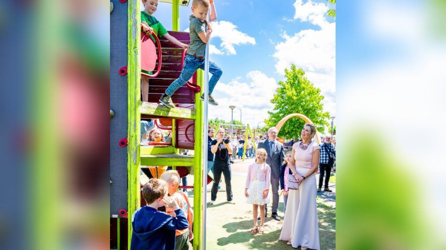 Königin Máxima bei ihrem Spielplatz-Besuch. (hub/spot)