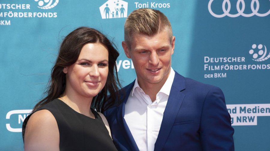 Jessica und Toni Kroos sind seit 2015 verheiratet. Er hat nun mehr Zeit für die Familie. (wue/spot)