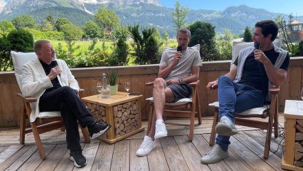 Boris Becker (l.) im Gespräch mit den Zverev-Brüdern für deren neuen Podcast "A bis Z". (wue/spot)
