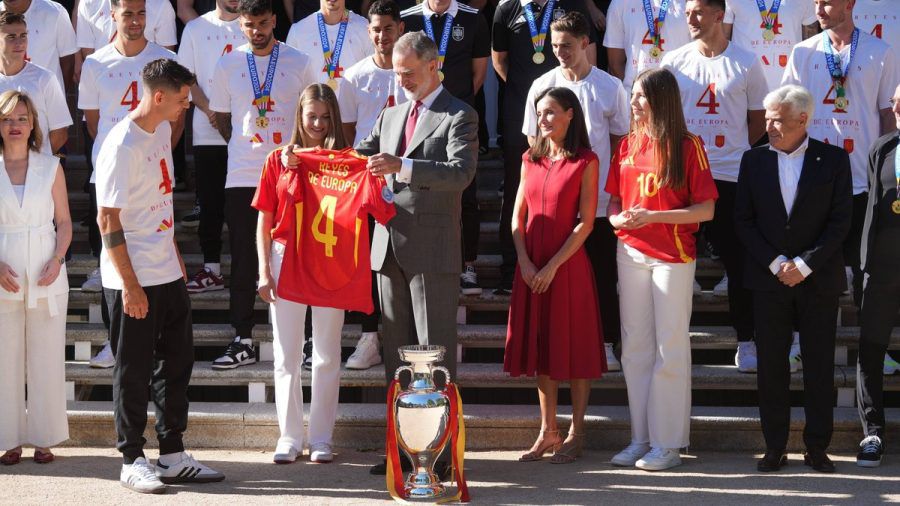 König Felipe VI. (m.) mit Königin Letizia sowie den Töchtern Leonor und Sofía. (wue/spot)