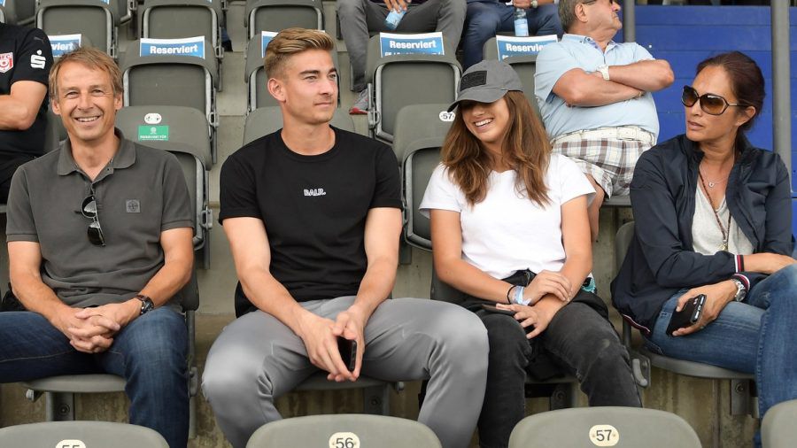 Jürgen Klinsmann (l.) mit seiner Familie - Jonathan Klinsmann, Laila Klinsmann und Debbie Chin - in Berlin. (ili/spot)