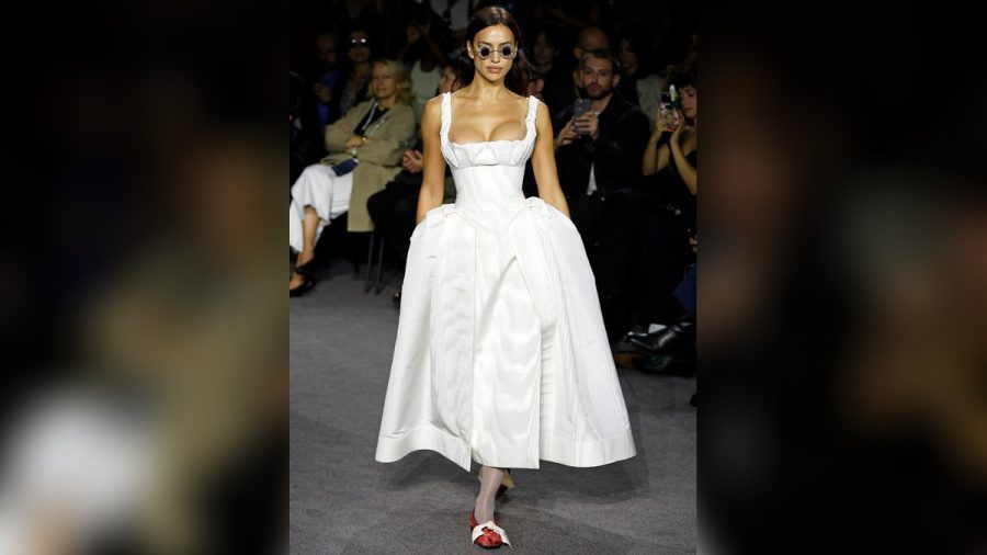 Irina Shayk in einem Milkmaid-Sundress bei der Andreas Kronthaler for Vivienne Westwood Fashion Show für die Frühjahrs- und Sommermode 2024. (the/spot)