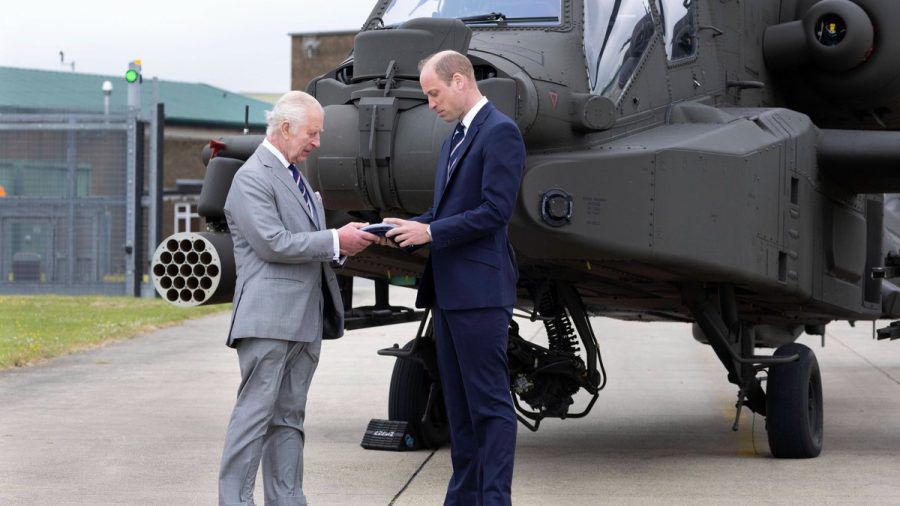 König Charles und sein flugerfahrener Sohn Prinz William vor einem Helikopter (tj/spot)