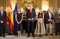 König Felipe VI. nebst seiner Gattin Letizia (r.) in der spanischen Botschaft in Paris. (stk/spot)