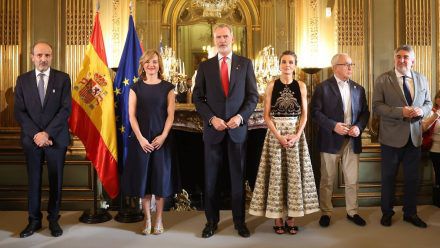 König Felipe VI. nebst seiner Gattin Letizia (r.) in der spanischen Botschaft in Paris. (stk/spot)
