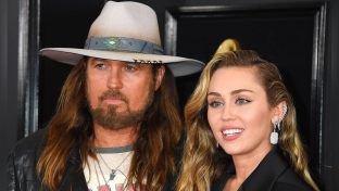 Billy Ray Cyrus und Tochter Miley bei den Grammy Awards 2019. (jom/spot)