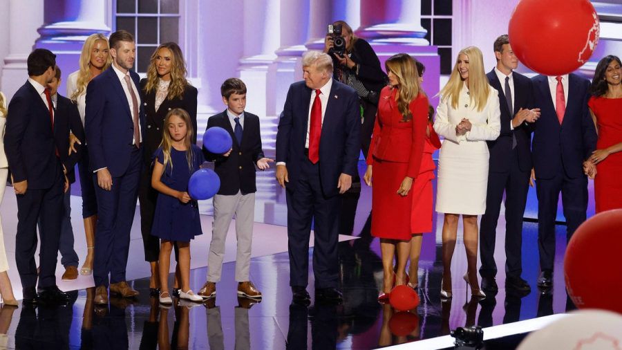 Donald Trump und seine Ehefrau Melania (m.) mit zahlreichen Familienmitgliedern beim Parteitag der US-Republikaner. (wue/spot)