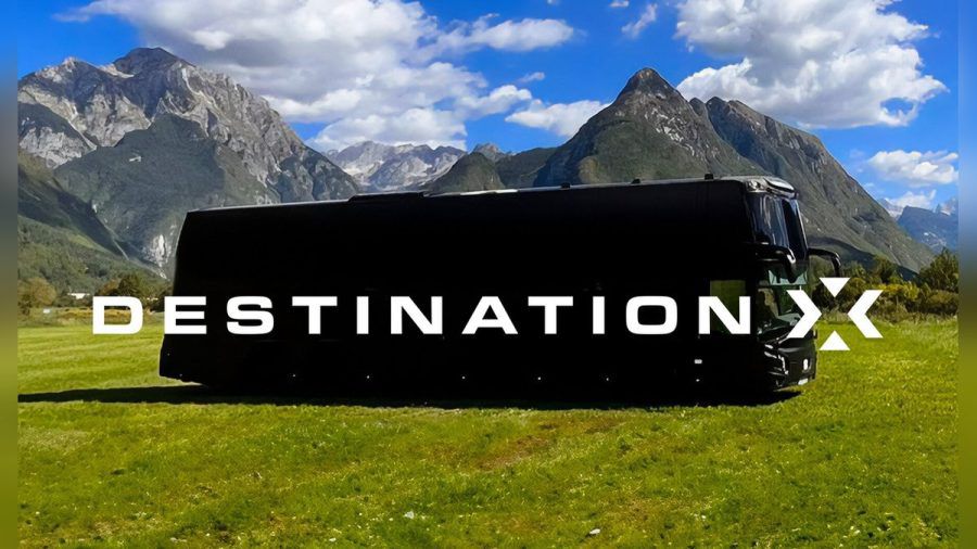 "Destination X": Mit diesem blickdichten Gefährt geht es für die Promis ins Unbekannte. (eee/spot)